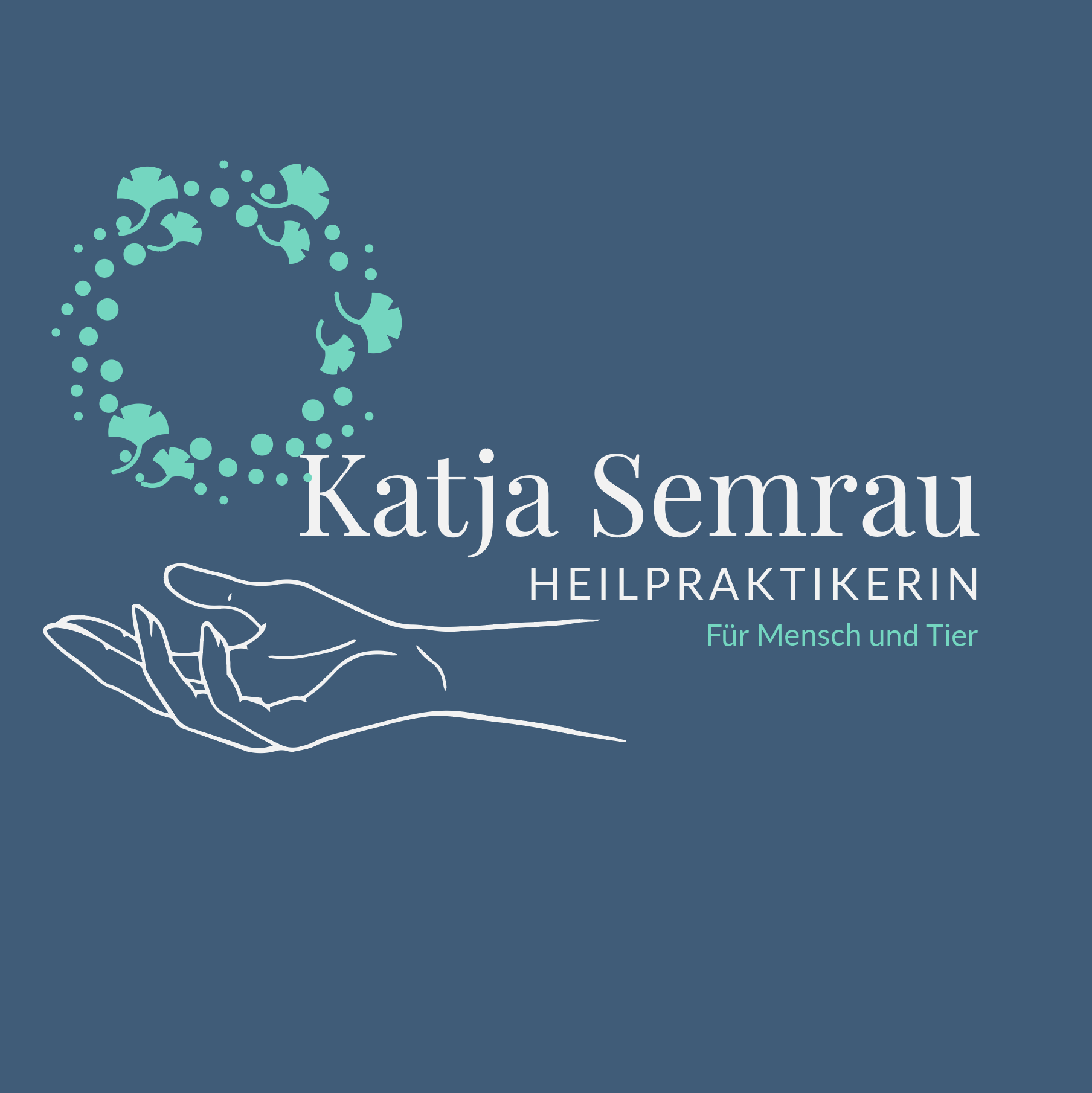 Logo Katja Semrau Heilspraktikerin, in den Farben blau weiß. Eine Hand trägt den Schriftzug und einen Kreis aus Ginkgo