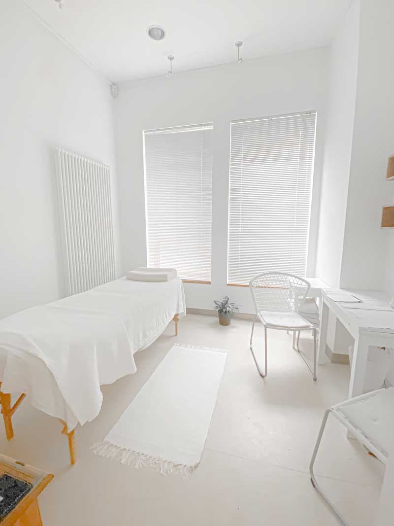 helle, in weiß gehaltene Behandlungsräume